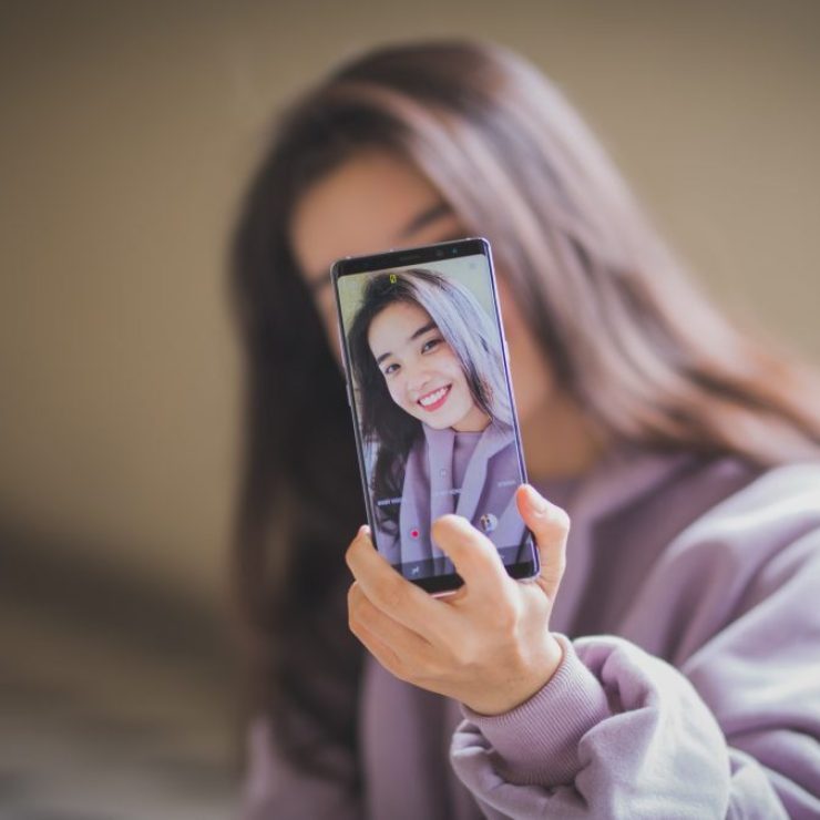 How do I change the background of a picture on my phone?